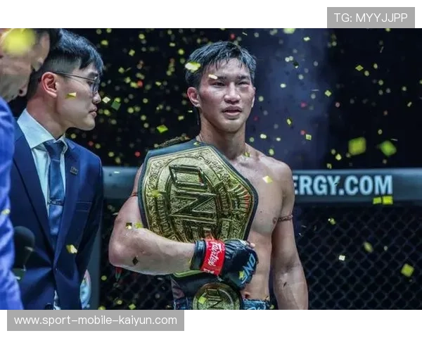 “狮王”纳塔吾特与伊朗新星西亚萨拉尼羽量级对决，演绎经验与冲击力对话