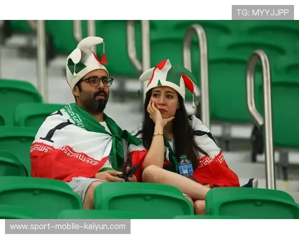 上海海港球员谢场，球迷一以贯之的支持是球员最坚强后盾